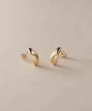 K10中空ペアシェイプカーブ スタッドピアス