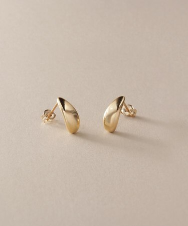 K10中空ペアシェイプカーブ スタッドピアス