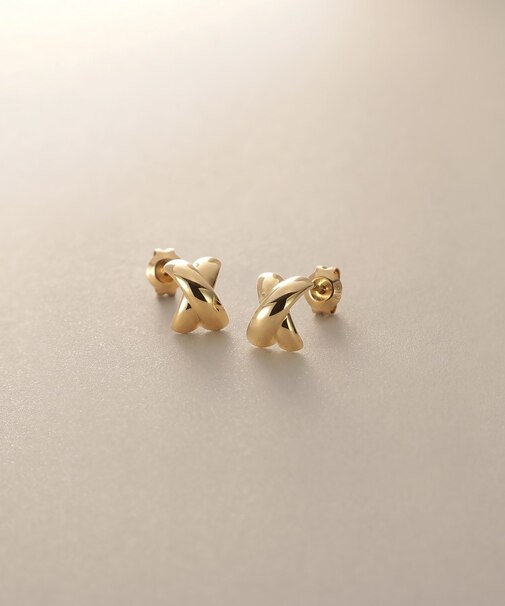 K18【サステナブル】甲丸クロスアーチ スタッドピアス