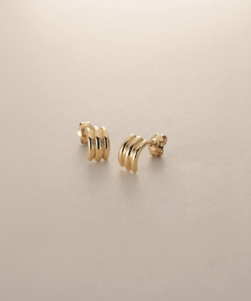 K18【サステナブル】甲丸トリプルアーチ スタッドピアス