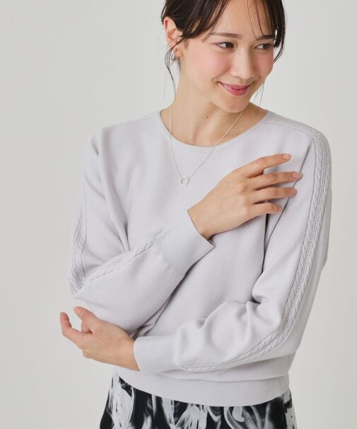 【手洗い可】ケーブルとビーズの袖デザインニットトップス