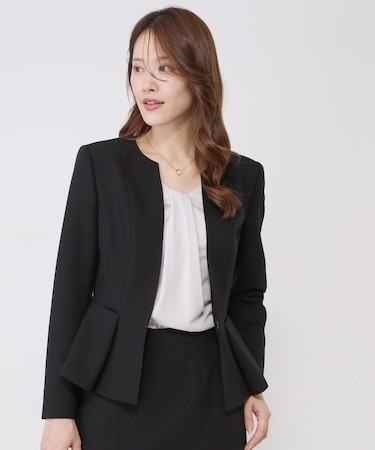 【手洗い可／日本製／スーツ可】ペプラムデザインのカラーレスジャケット