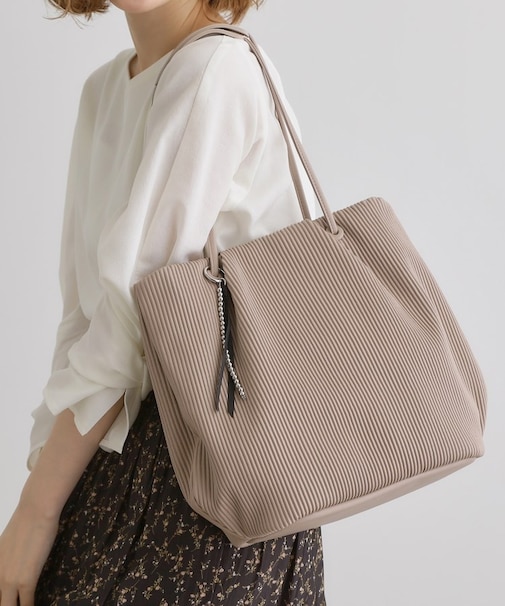 プリーツハトメチャーム付きトート