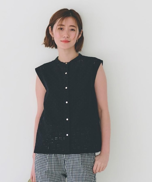 繊細なレースで魅せるエンブロイダリーレースバンドカラーシャツ