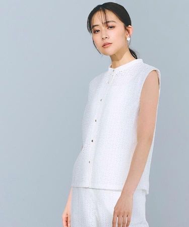 繊細なレースで魅せるエンブロイダリーレースバンドカラーシャツ