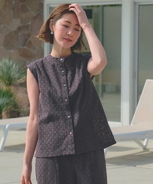 繊細なレースで魅せるエンブロイダリーレースバンドカラーシャツ