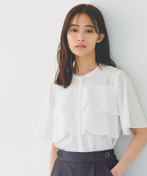 甘さを抑えた大人のラッフルフリルブラウス