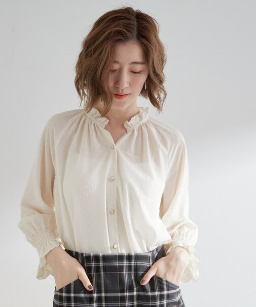 衿もとすっきり一枚で映える 涼しげ秋色チェックブラウス