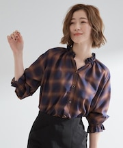 衿もとすっきり一枚で映える 涼しげ秋色チェックブラウス