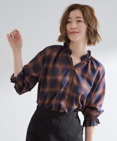 衿もとすっきり一枚で映える 涼しげ秋色チェックブラウス
