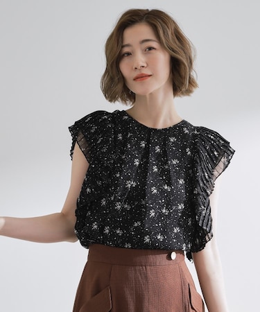 プリーツが彩る 華やか花柄ブラウス