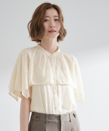 透け感と刺繍で魅せる　ペイズリー刺繍ケープブラウス