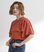 透け感と刺繍で魅せる　ペイズリー刺繍ケープブラウス