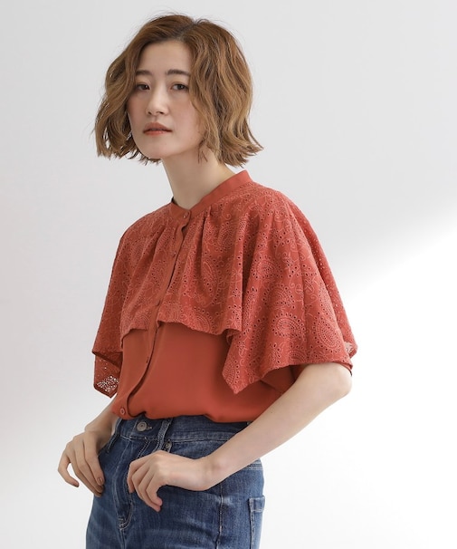 透け感と刺繍で魅せる　ペイズリー刺繍ケープブラウス