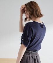 きちんと感と女性らしさ、二の腕カバーが一枚で叶う　袖口パール調ボタンプルオーバー