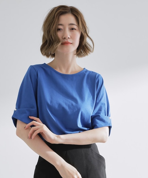 きちんと感と女性らしさ、二の腕カバーが一枚で叶う 袖口パール調ボタンプルオーバー