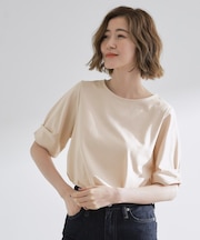 きちんと感と女性らしさ、二の腕カバーが一枚で叶う　袖口パール調ボタンプルオーバー