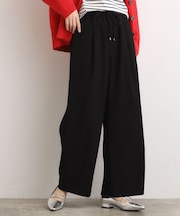 きれい見えとリラックス感を両立。秋の大人カジュアルに効くイージーパンツ