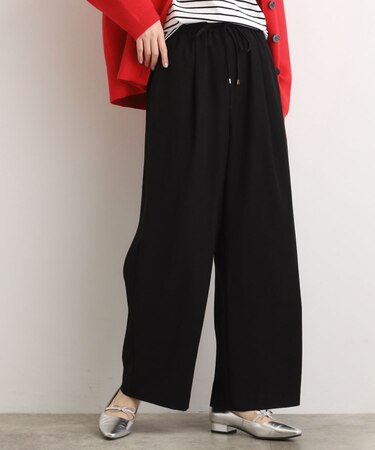 きれい見えとリラックス感を両立。秋の大人カジュアルに効くイージーパンツ