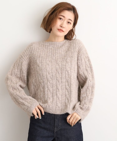 ふんわり包み込む ケーブルボートネックニット