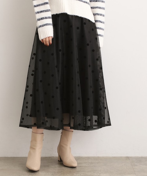 甘さを抑えて、品よく華やぐ　メッシュフロッキードットスカート