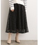 甘さを抑えて、品よく華やぐ　メッシュフロッキードットスカート