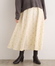 甘さを抑えて、品よく華やぐ メッシュフロッキードットスカート