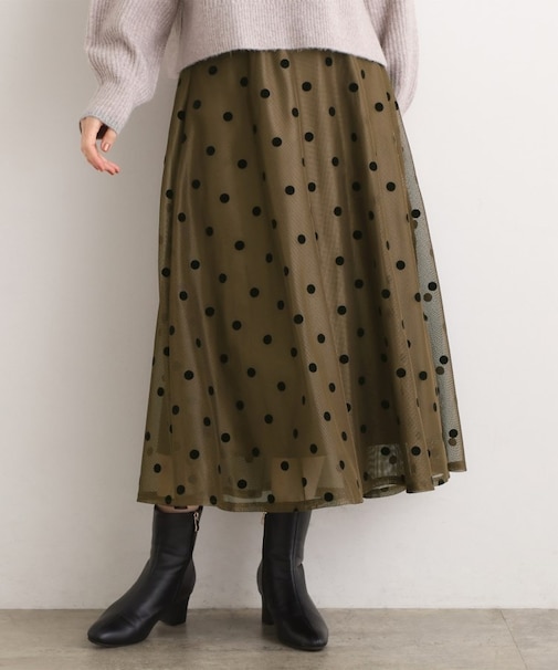 甘さを抑えて、品よく華やぐ　メッシュフロッキードットスカート