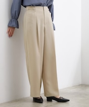 シンプルを品よく格上げ　サイドビットワイドパンツ