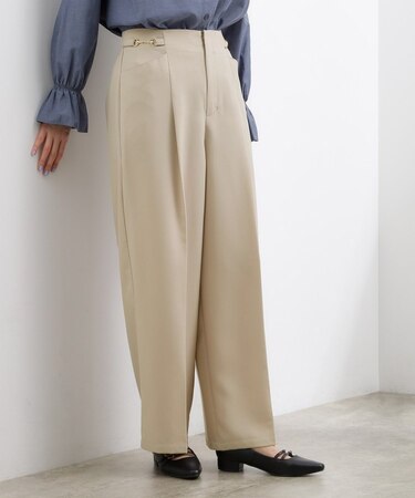 シンプルを品よく格上げ　サイドビットワイドパンツ