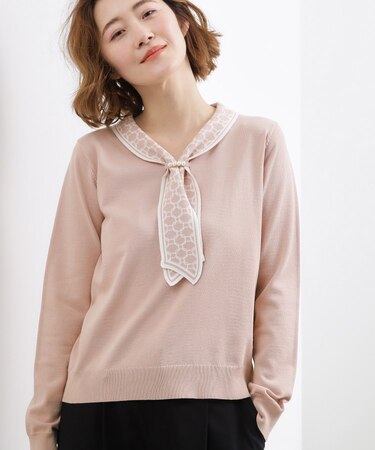 ディテールで差がつく　大人のスカーフ柄ボウタイニット