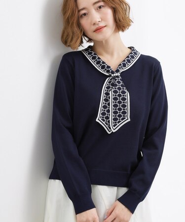 ディテールで差がつく　大人のスカーフ柄ボウタイニット