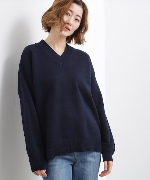 ラフさときれいめを両立する、大人のスウェットライクVネックニット