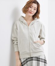 軽やかに羽織れてシーズンレスに活躍！　大人のジップパーカー