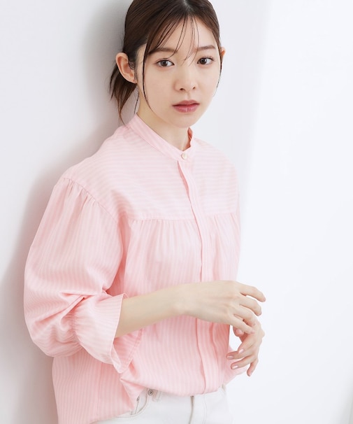 【貴島明日香さん着用／イージーケア／接触冷感】麻ブレンドスタンドギャザーシャツ