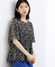 【二の腕・体型カバー】軽やかに華やぐ 花柄シャーリングブラウス