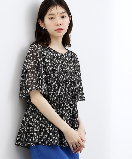 【二の腕・体型カバー】軽やかに華やぐ 花柄シャーリングブラウス