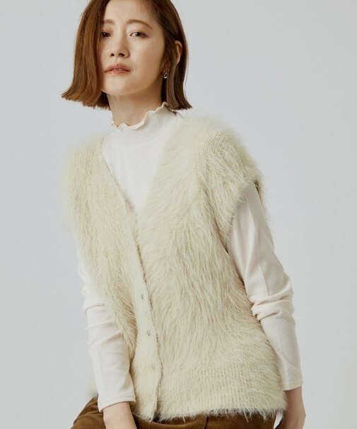 【ふわりと纏って、旬のレイヤード】ロングフェザーベスト
