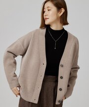 【ベロアのような艶感を纏う】上品Vネックカーディガン