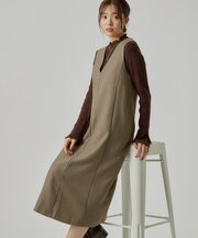 大人っぽく着こなす Vネックジャンパードレス