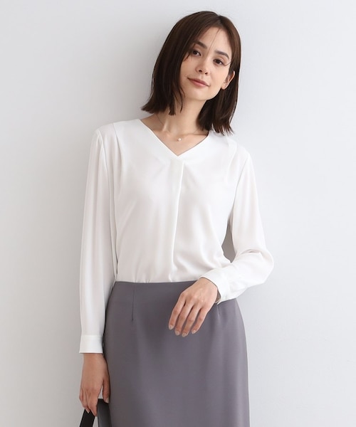 【新品タグ付✨】INDIVI 24SSタックデザインブラウス 大きいサイズ 15 通勤に最適／Vネック】タックデザインブラウス｜インディヴィの