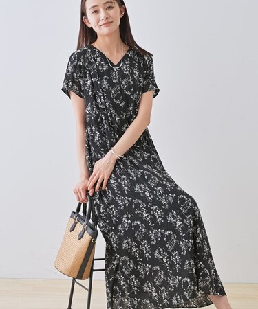 【モノトーン小花柄】フィット＆フレア エアリーワンピース