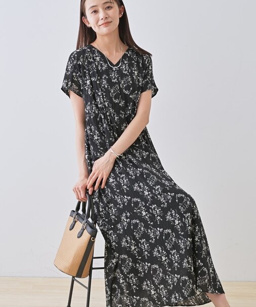【モノトーン小花柄】フィット＆フレア エアリーワンピース