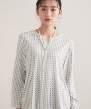 【セレモニー／洗える／透けにくい】ジオメ柄プリントブラウス