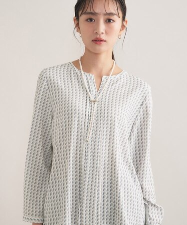 【セレモニー/洗える/透けにくい】ジオメ柄プリントブラウス