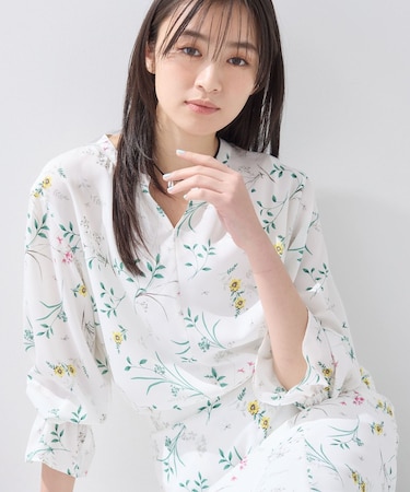 【SETUP可能】モダンフラワー柄キャンディスリーブブラウス