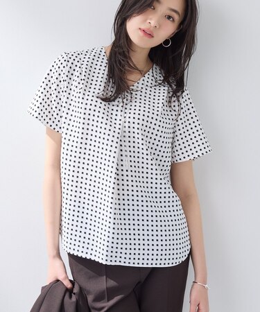 【洗える／UVケア】幾何学柄＆無地 タックVネック 半袖ブラウス