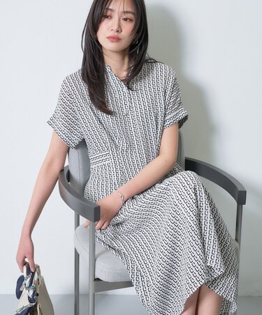【洗える／羽織りとしても活躍】無地＆チェーン柄 シャーリングサッカーワンピース