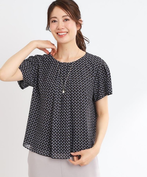 【マシンウォッシュ可／セットアップ可】ギャザータックプリントブラウス