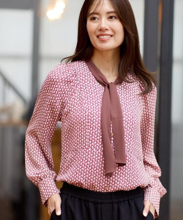 【レイヤードに◎】ボウタイプリントブラウス